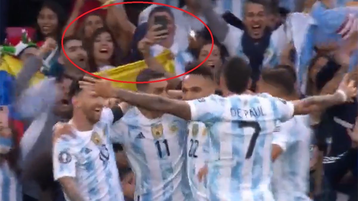 Gisela Campos con la boca llena de gol festejando el segundo tanto de Argentina en la Finalissima.