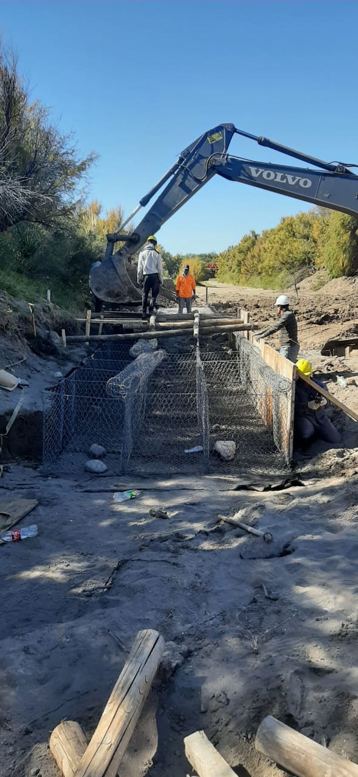 Máquinas trabajando en el límite inteprovincial.