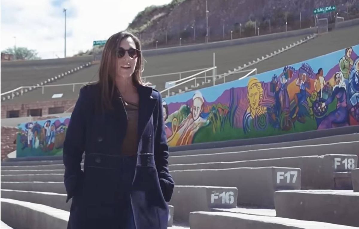En su visita, Soledad Pastorutti visitó el teatro griego, recorrió las calles de la Ciudad de Mendoza y participó de una peña folclórica bajo una parra.