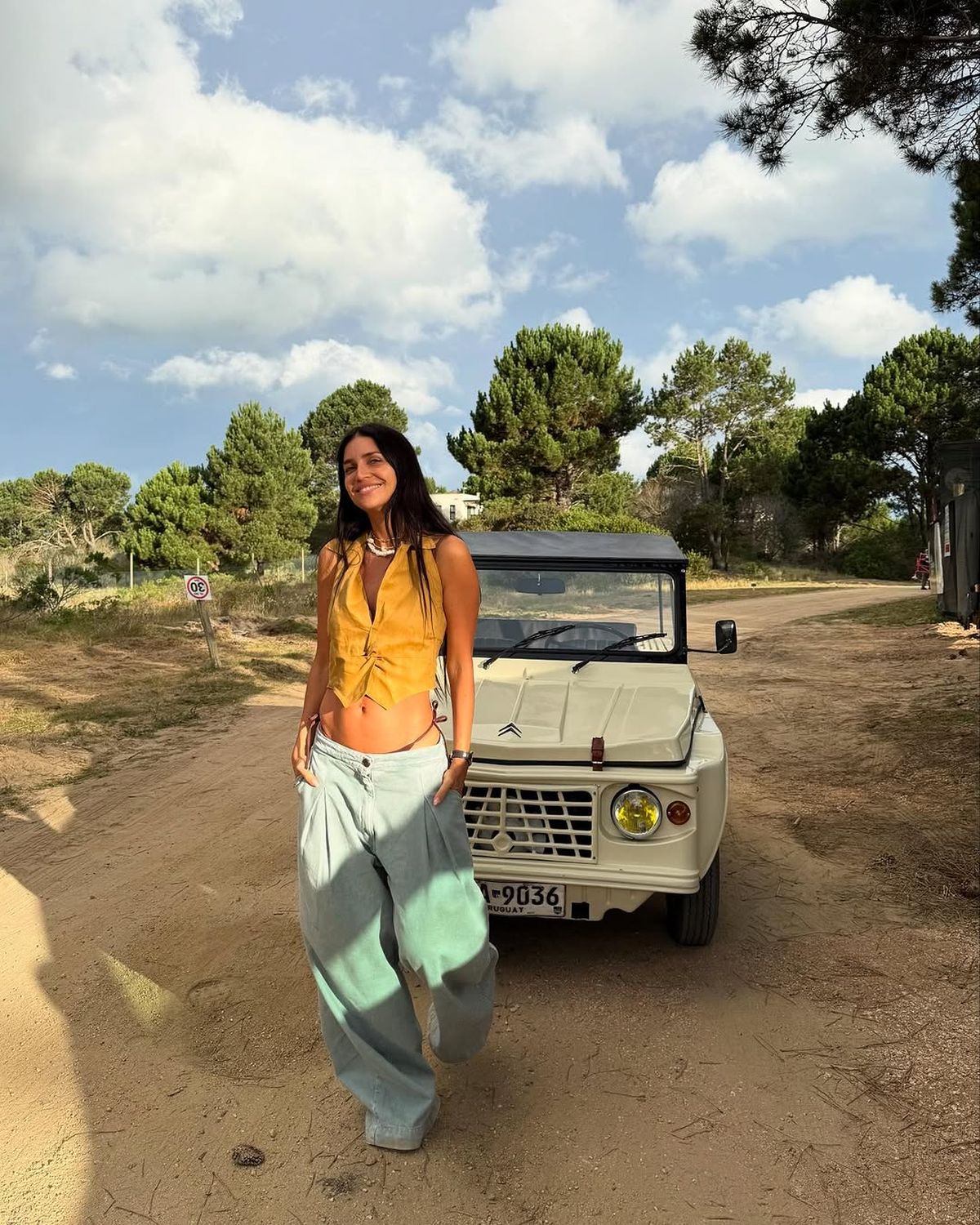 Desde Punta del Este, Zaira Nara confirma que es la reina del look tanga a la vista y jeans al ras. Desde Punta del Este, Zaira Nara confirma que es la reina del look tanga a la vista y jeans al ras.
