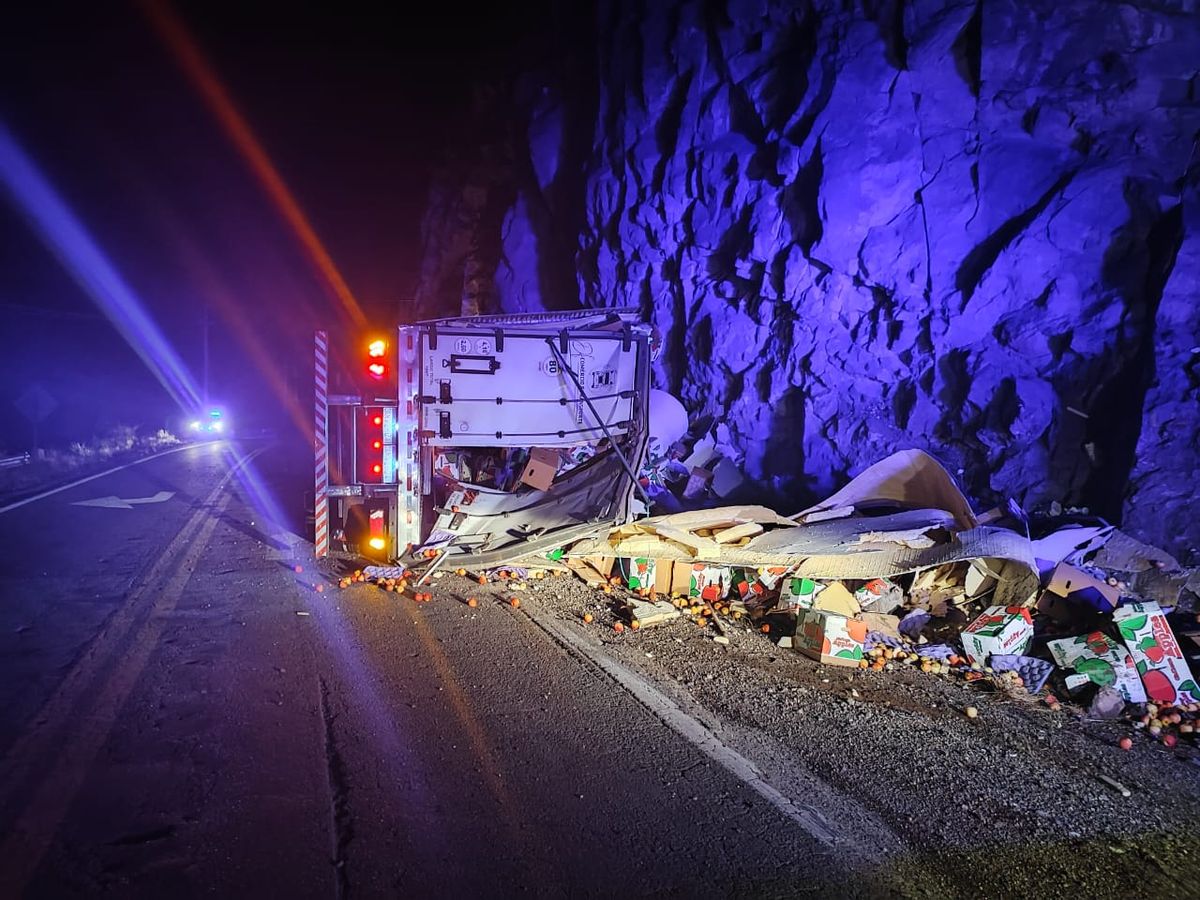 Un camión volcó este sábado y por tareas de despeje cortaron la Ruta 7 a la altura de Uspallata. Un camión volcó este sábado y por tareas de despeje cortaron la Ruta 7 a la altura de Uspallata.