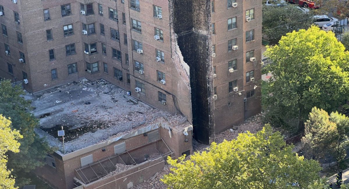 La explosión de un ducto de gas provocó el derrumbe parcial de un edificio de la ciudad de Nueva York provocando alarma a los residentes. La explosión de un ducto de gas provocó el derrumbe parcial de un edificio de la ciudad de Nueva York provocando alarma a los residentes.