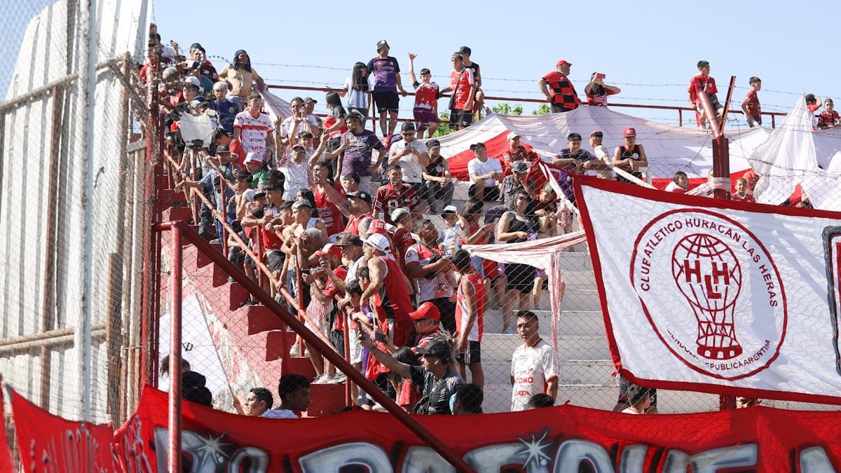 Los hinchas del Globo coparon calle Olascoaga. Los hinchas del Globo coparon calle Olascoaga.