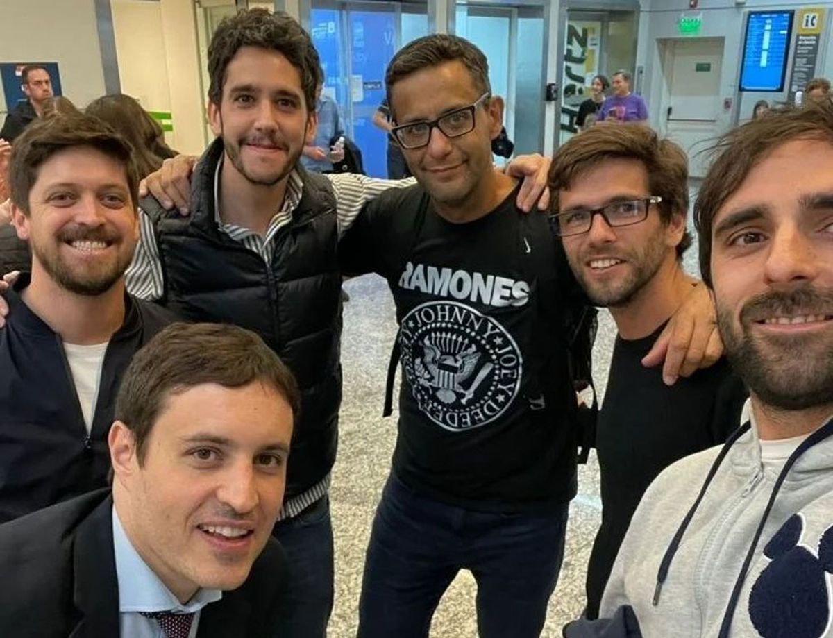 Los amigos de Sebastián Sarmiento también esperaron su llegada en el aeropuerto para darle el primer abrazo luego de la pesadilla que vivió luego de la Ultra Trail de Mont Blanc, en Francia.