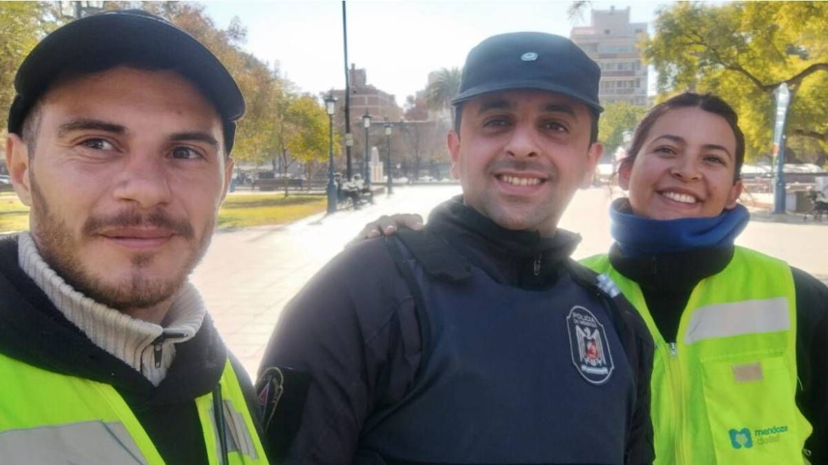 Preventores y policías héroes de una mamá y un bebé que llegó a este mundo en la Plaza Independencia.