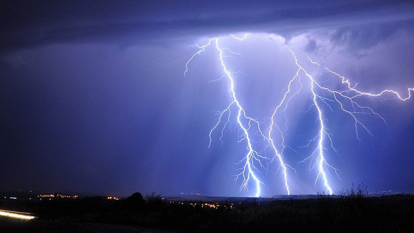 Un potente rayo que cae sobre un cableado eléctrico
