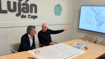 Macri ya se mostró con el intendente Allasino a poco de pisar suelo mendocino Macri ya se mostró con el intendente Allasino a poco de pisar suelo mendocino