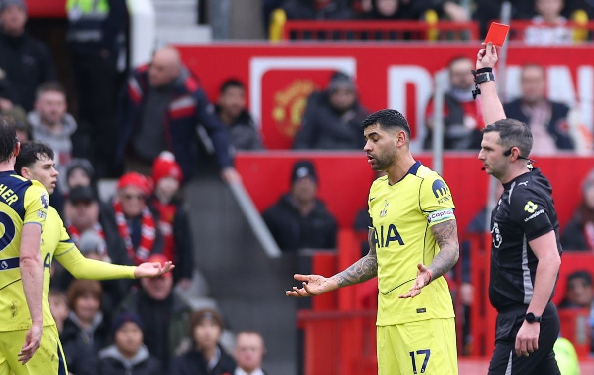 Cuti Romero vio la roja por un fuerte pisotón.