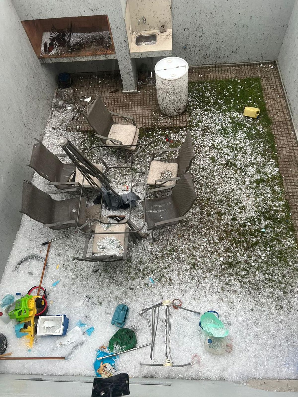 Así quedó el patio de una casa tras la intensa tormenta de granizo de ayer. Así quedó el patio de una casa tras la intensa tormenta de granizo de ayer.