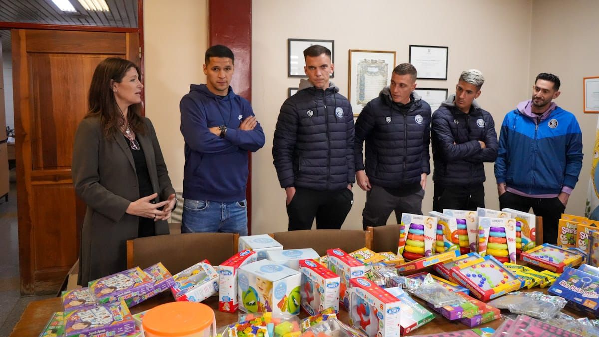 Gariela Alé, directora ejecutiva de la Fundación Grupo América, agradeciendo la participación de los jugadores de la Lepra: Alex Arce, Facundo Masuero, Mauro Maidana, Francisco Petrasso y Maximiliano Gagliardo. Gariela Alé, directora ejecutiva de la Fundación Grupo América, agradeciendo la participación de los jugadores de la Lepra: Alex Arce, Facundo Masuero, Mauro Maidana, Francisco Petrasso y Maximiliano Gagliardo.