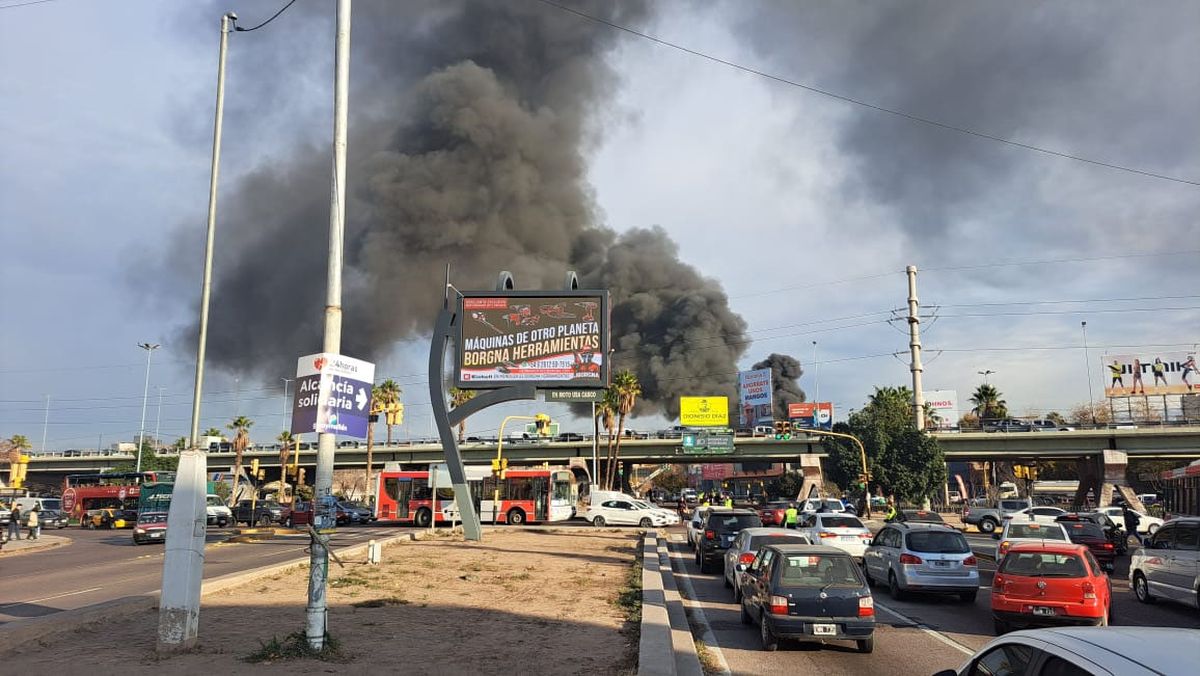 El humo negro por el incendio en Zapata Goma se vio desde varios puntos del Gran Mendoza. El humo negro por el incendio en Zapata Goma se vio desde varios puntos del Gran Mendoza.