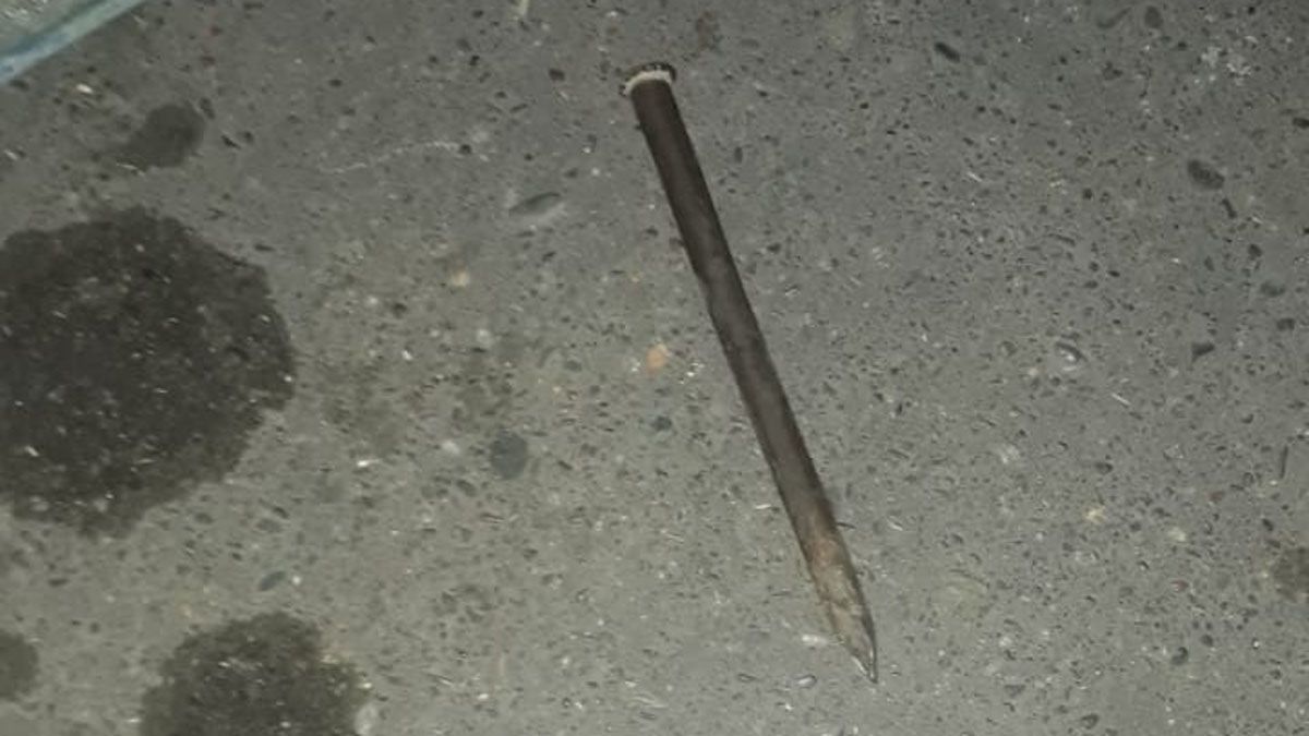 En la mochila, los detenidos llevaban un hierro de 30 centímetros de largo con pinta, que habrían usado para sacar las placas de bronce. En la mochila, los detenidos llevaban un hierro de 30 centímetros de largo con pinta, que habrían usado para sacar las placas de bronce.