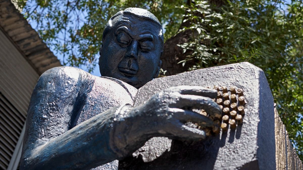 La escultura de Aníbal Troilo exibía los embates del paso del tiempo y la vandalización. Para su 30° aniversario, la Municipalidad de Capital decidió ponerla en valor