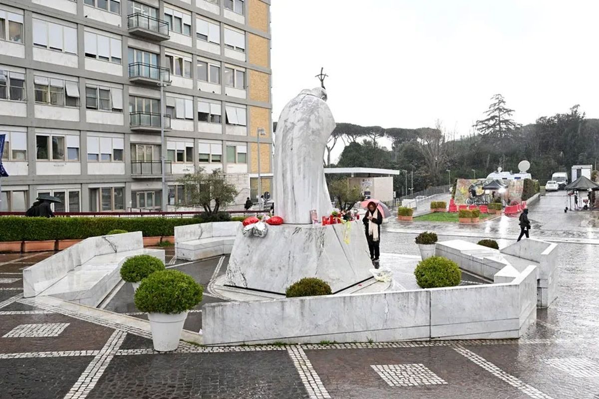 Una mujer reza por el Papa Francisco, frente a una estatua del papa Juan Pablo II en el exterior del hospital Agostino Gemelli en Roma. Crédito: EFE/EPA/Maurizio Brambatti. Una mujer reza por el Papa Francisco, frente a una estatua del papa Juan Pablo II en el exterior del hospital Agostino Gemelli en Roma. Crédito: EFE/EPA/Maurizio Brambatti.