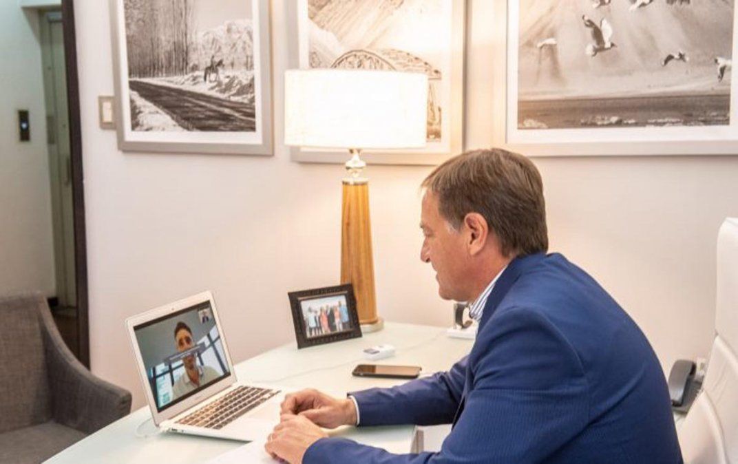 Rodolfo Suarez en reunión virtual con el presidente del CFI.