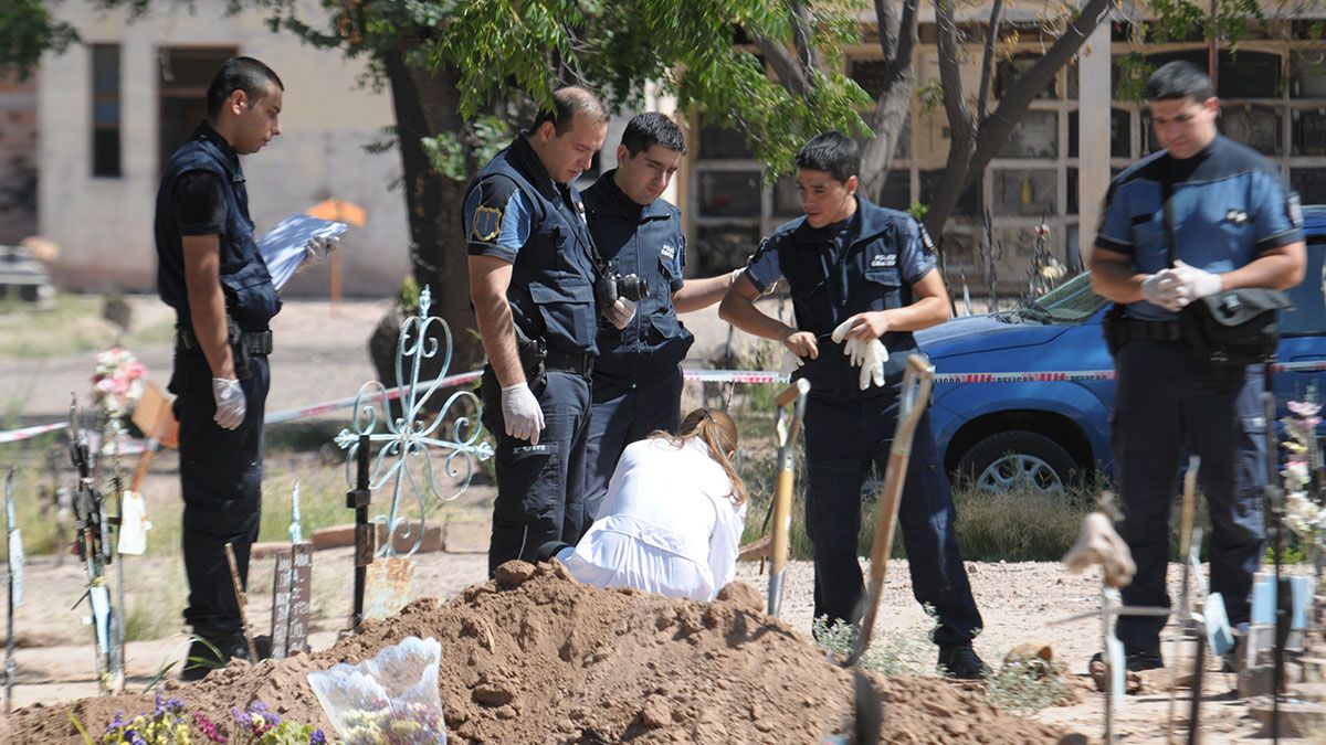Una de las tantas exvacaciones en el cementerio de Capital en busca de Guardati.