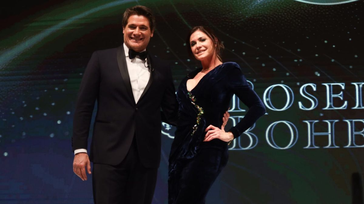 El vestido azul que "soñó" Daniel Vila y que lució Pamela David como conductora de la gala de los premios Martín Fierro Federal. Aquí, junto a quien la acompañó en la conducción del evento, Guillermo Andino. El vestido azul que "soñó" Daniel Vila y que lució Pamela David como conductora de la gala de los premios Martín Fierro Federal. Aquí, junto a quien la acompañó en la conducción del evento, Guillermo Andino.