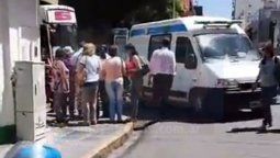 Una mujer se cayó de un colectivo y fue hospitalizada