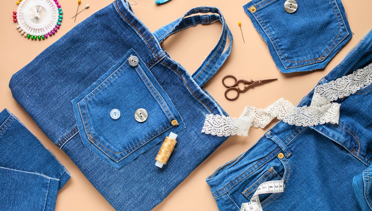 Puedes colocar bolsillos de jean para decorar tus bolsos