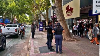 Tres delincuentes robaron una joyería en Capital en el momento en que las dueñas abrían las persianas