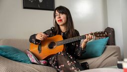 Eugenia Simionato es psicóloga, cantautora y poeta. Acaba de grabar un disco en los estudios de Lito Vitale.