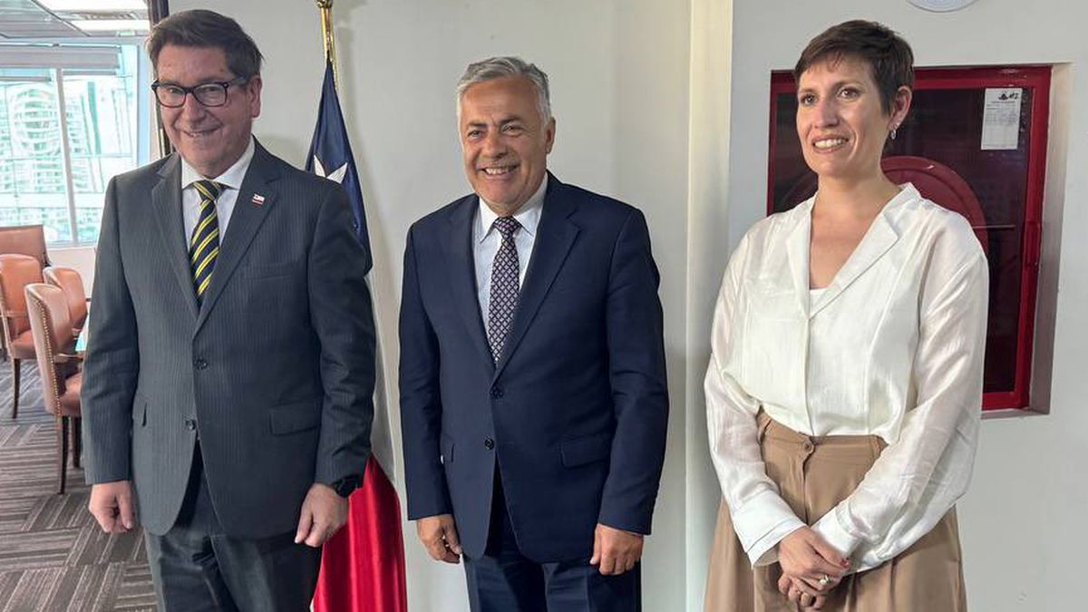 El biministro chileno Daniel Mas Valdés, con Alfredo Cornejo y Jimena Latorre. El biministro chileno Daniel Mas Valdés, con Alfredo Cornejo y Jimena Latorre.