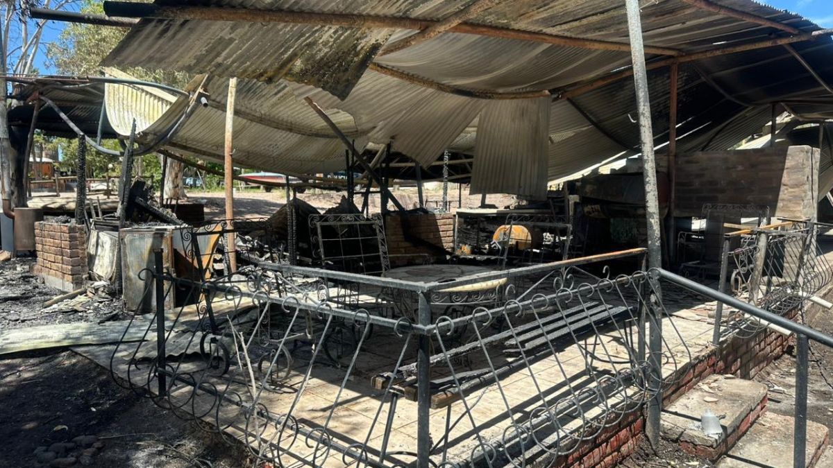 No quedó nada. Las llamas consumieron todo a su paso en el complejo de cabañas ubicado en El Carrizal. No quedó nada. Las llamas consumieron todo a su paso en el complejo de cabañas ubicado en El Carrizal.