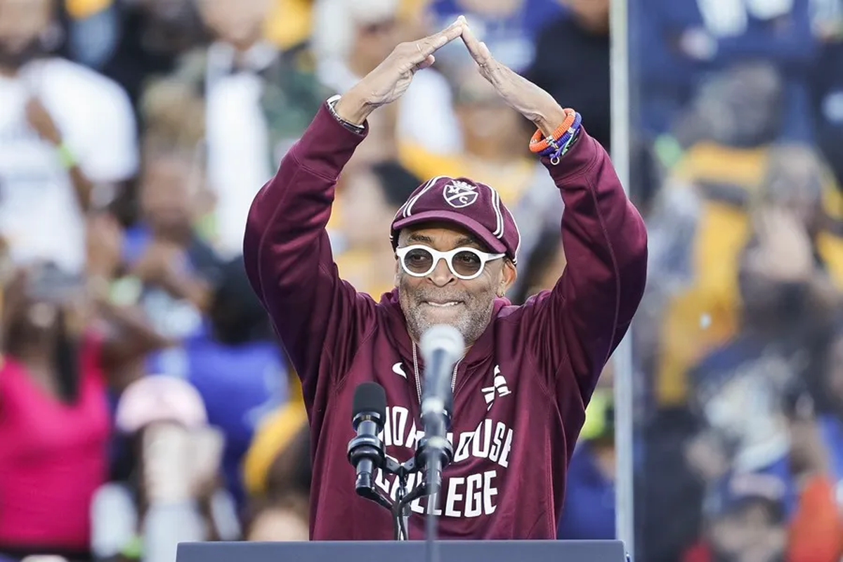 Spike Lee, oriundo de Georgia, estuvo en el mitin de campaña de la candidata presidencial demócrata Kamala Harris. Crédito: EFE/EPA/Erik S. Lesser. Spike Lee, oriundo de Georgia, estuvo en el mitin de campaña de la candidata presidencial demócrata Kamala Harris. Crédito: EFE/EPA/Erik S. Lesser.