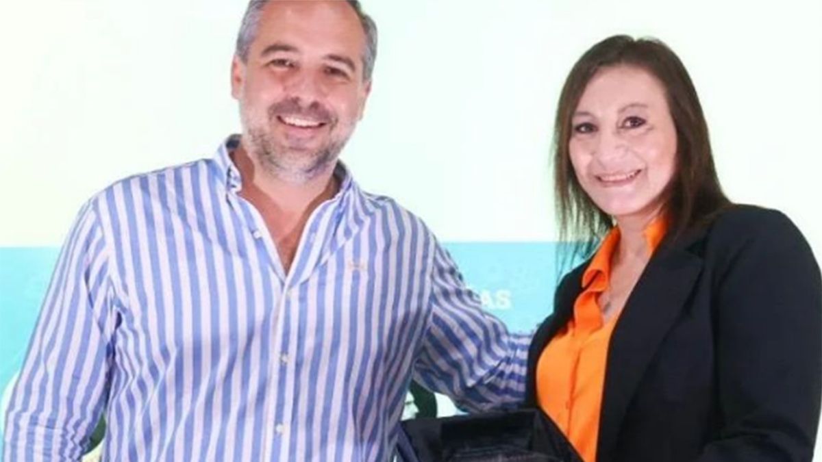 El intendente de Maipú, Matías Stevanato, y la gerenta de Noticias y Producción Periodística de Radio Nihuil, Carina Scandura.