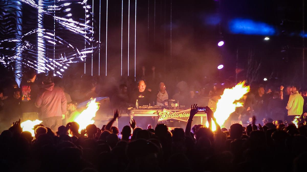 En llamas. Así se puso la Bodega Giol cuando cayó el sol. En llamas. Así se puso la Bodega Giol cuando cayó el sol.