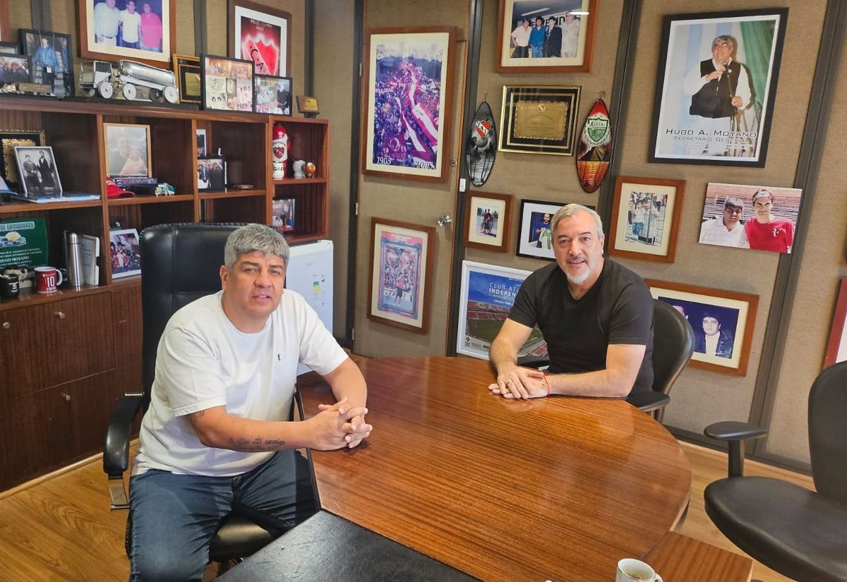 Pablo Moyano y Rodolfo Aguiar, de ATE, que está alerta frente a los despidos de estatales e instó a tomar edificios públicos. Pablo Moyano y Rodolfo Aguiar, de ATE, que está alerta frente a los despidos de estatales e instó a tomar edificios públicos.