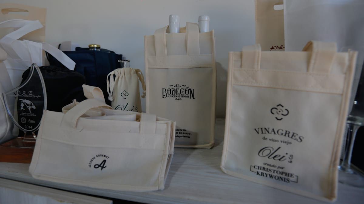 Si bien se especializan en bolsas para vinos, la empresa abarca otros rubros y ofrece diseños personalizados para cada producto. Si bien se especializan en bolsas para vinos, la empresa abarca otros rubros y ofrece diseños personalizados para cada producto.