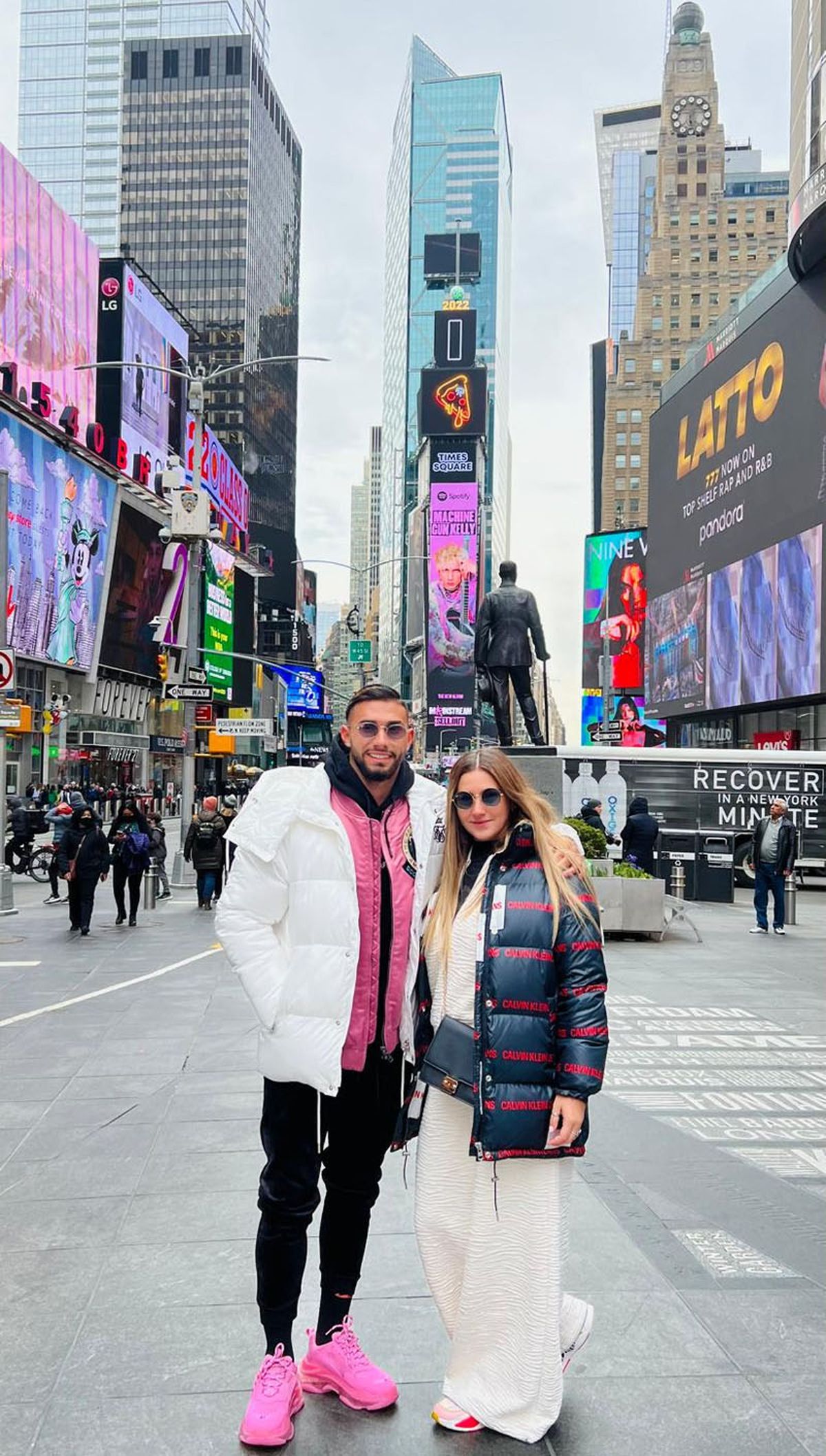 Valentín está con su hermana Virginia. Valentín está con su hermana Virginia.