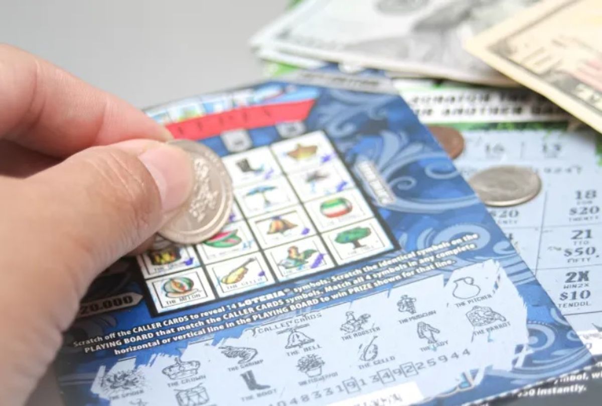 El joven ahora planifica, con su esposa e hijo, comprar un auto o un hogar. El joven ahora planifica, con su esposa e hijo, comprar un auto o un hogar.