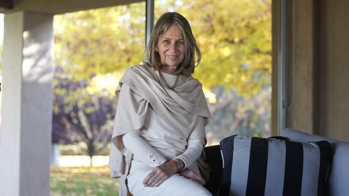 Es sanjuanina y sigue votando en Barreal porque considera que allí vale más su voto que acá. Admite que le costó adaptarse a Mendoza y sin embargo hoy se siente muy agradecida y feliz de vivir en nuestra provincia. Es sanjuanina y sigue votando en Barreal porque considera que allí vale más su voto que acá. Admite que le costó adaptarse a Mendoza y sin embargo hoy se siente muy agradecida y feliz de vivir en nuestra provincia.