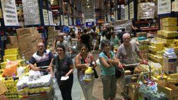 Eternas colas y falta de alcohol en gel