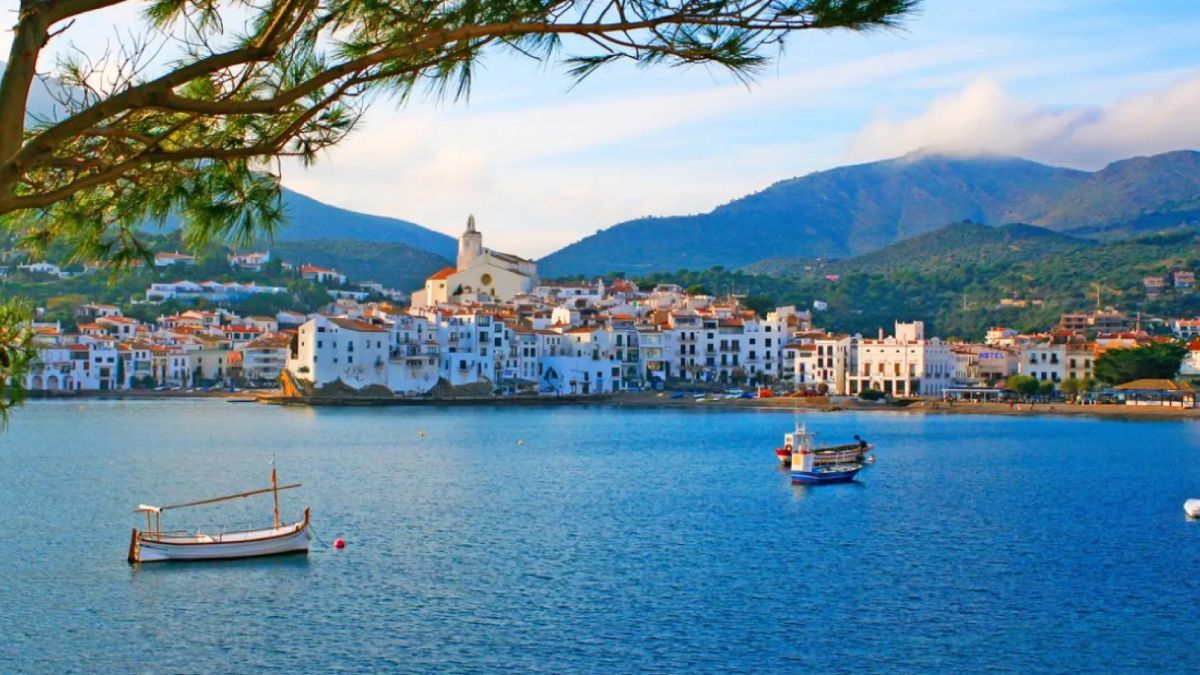 Pueblo de España, con playa y donde vivió Salvador Dalí.