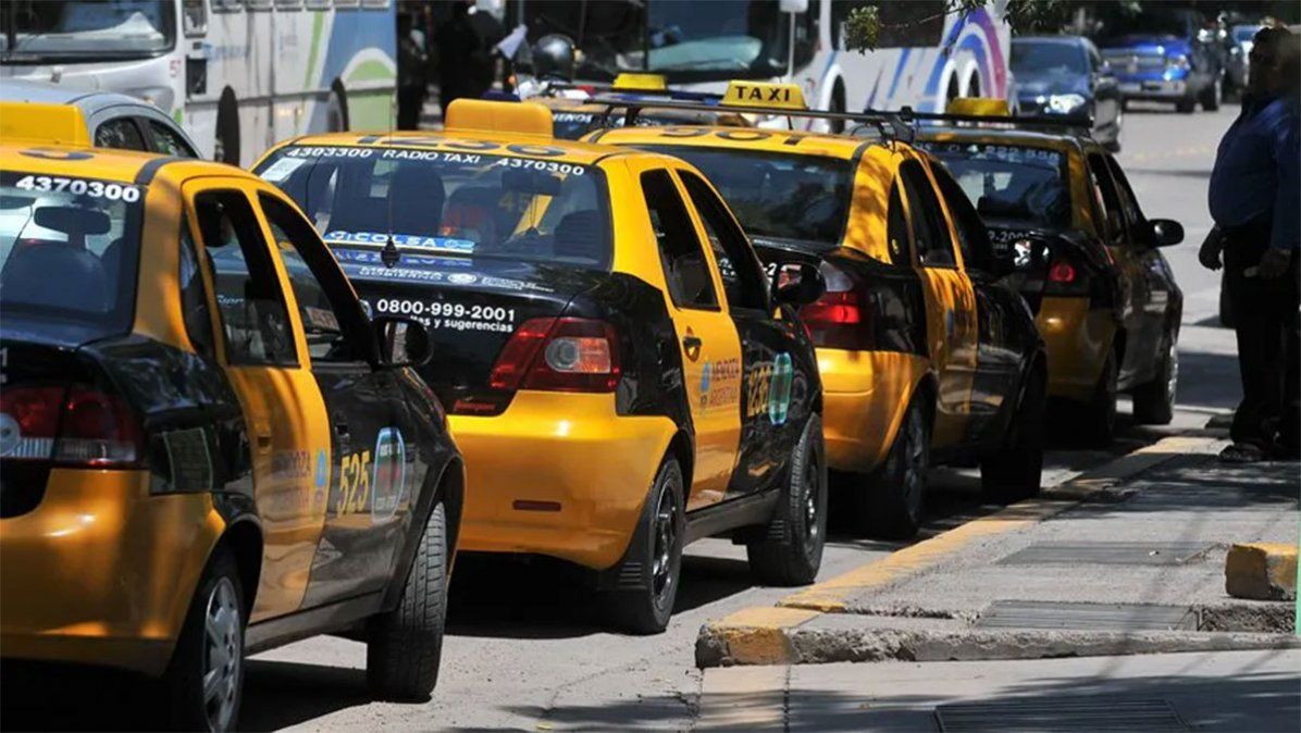 Dueños de taxis pidieron un aumento del 60%.