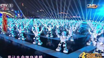 500 robots recibiendo el Año Nuevo chino en una gran coreografía