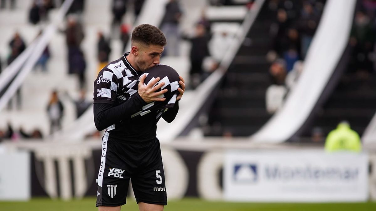 Ignacio Antonio es una de las figuras de este Gimnasia y Esgrima líder