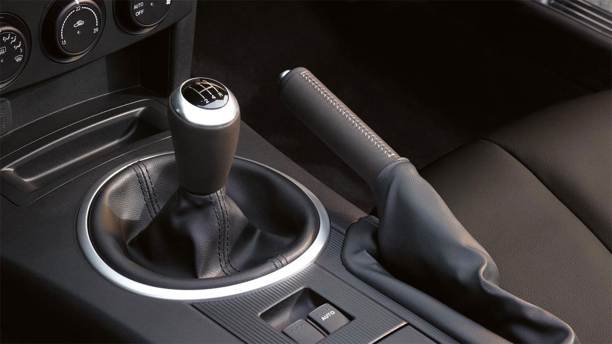 Muchas personas, por seguridad, usan el freno de mano puesto y el cambio para inmovilizar el auto.