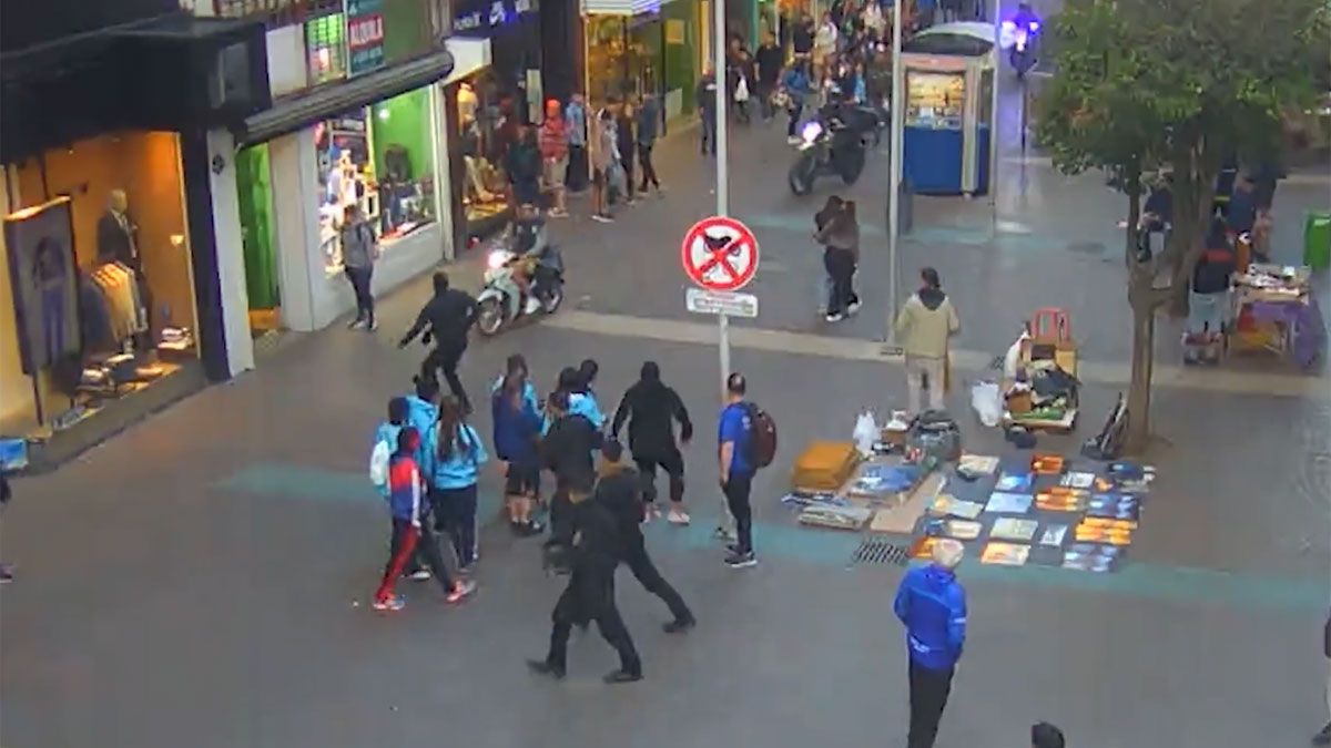 El video que se viralizó en las redes, muestra cómo una persona escapa en moto por las calles de Mar del Plata. El video que se viralizó en las redes, muestra cómo una persona escapa en moto por las calles de Mar del Plata.