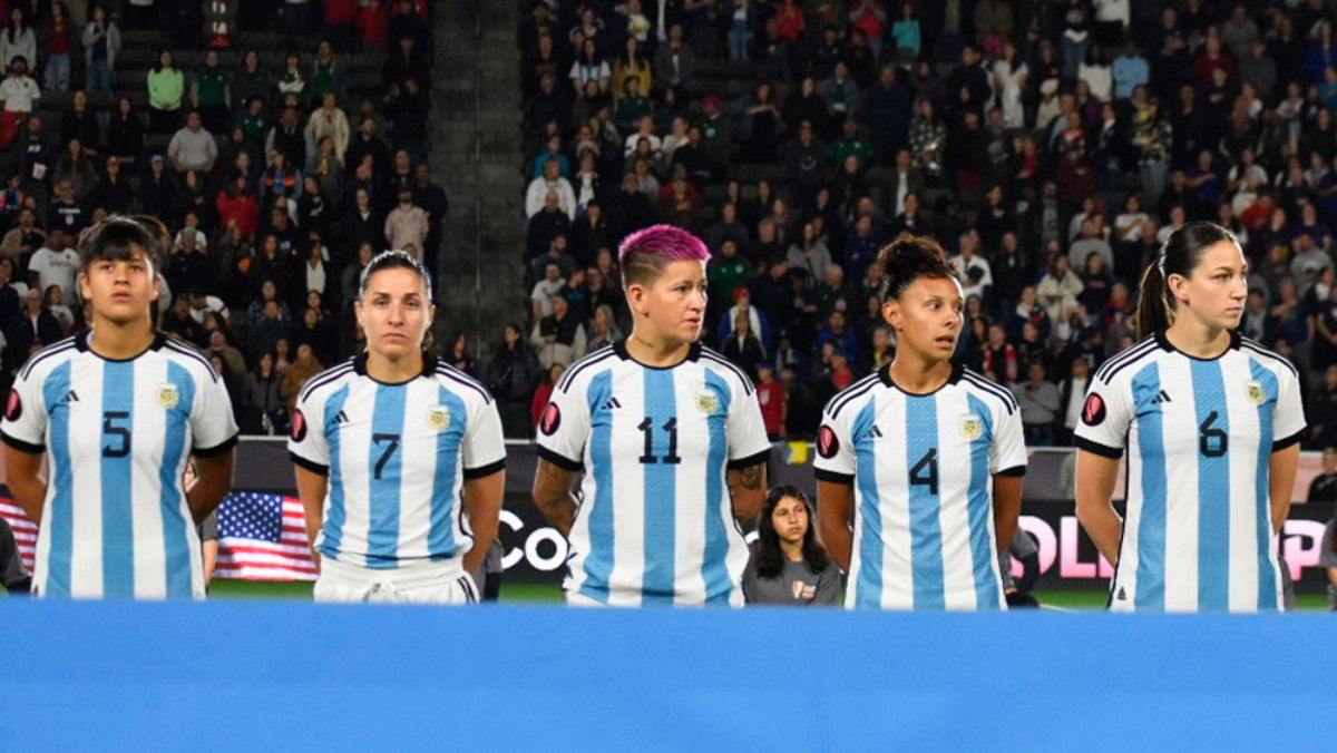 La mendocina -de General Alvear- Julieta Cruz (4) fue nuevamente titular y se fue reemplazada minutos antes del final. La mendocina -de General Alvear- Julieta Cruz (4) fue nuevamente titular y se fue reemplazada minutos antes del final.