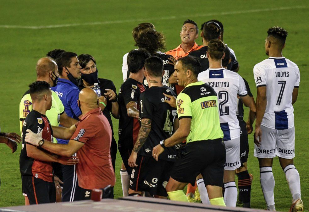 Hubo muchas discusiones entre Newells y Talleres.