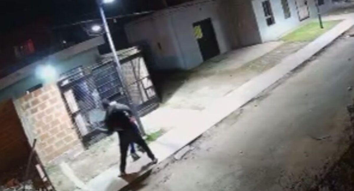 Un hombre quedó detenido luego haber golpeado con un cinturón a su hijo y a su ex pareja. Un vecino lo baleó en una pierna para defenderlas Un hombre quedó detenido luego haber golpeado con un cinturón a su hijo y a su ex pareja. Un vecino lo baleó en una pierna para defenderlas