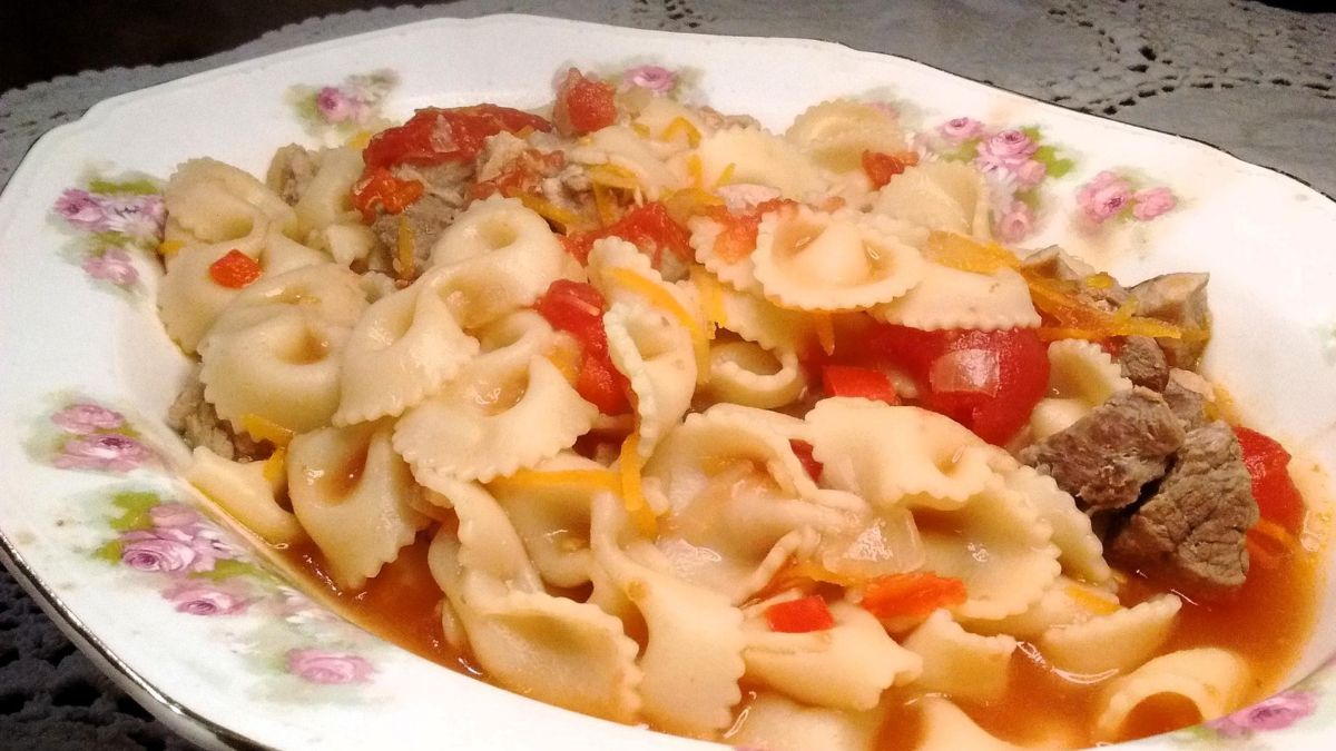 El secreto del guiso de fideos moñitos es ir agregando los ingredientes según su tiempo de cocción. El secreto del guiso de fideos moñitos es ir agregando los ingredientes según su tiempo de cocción.