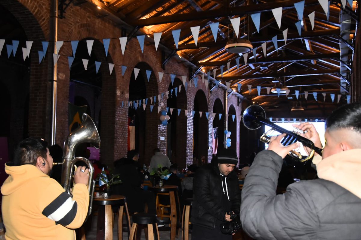 Con intervenciones musicales y gastronomía, el Espacio Arizu transmite los partidos de la Selección argentina. Con intervenciones musicales y gastronomía, el Espacio Arizu transmite los partidos de la Selección argentina.