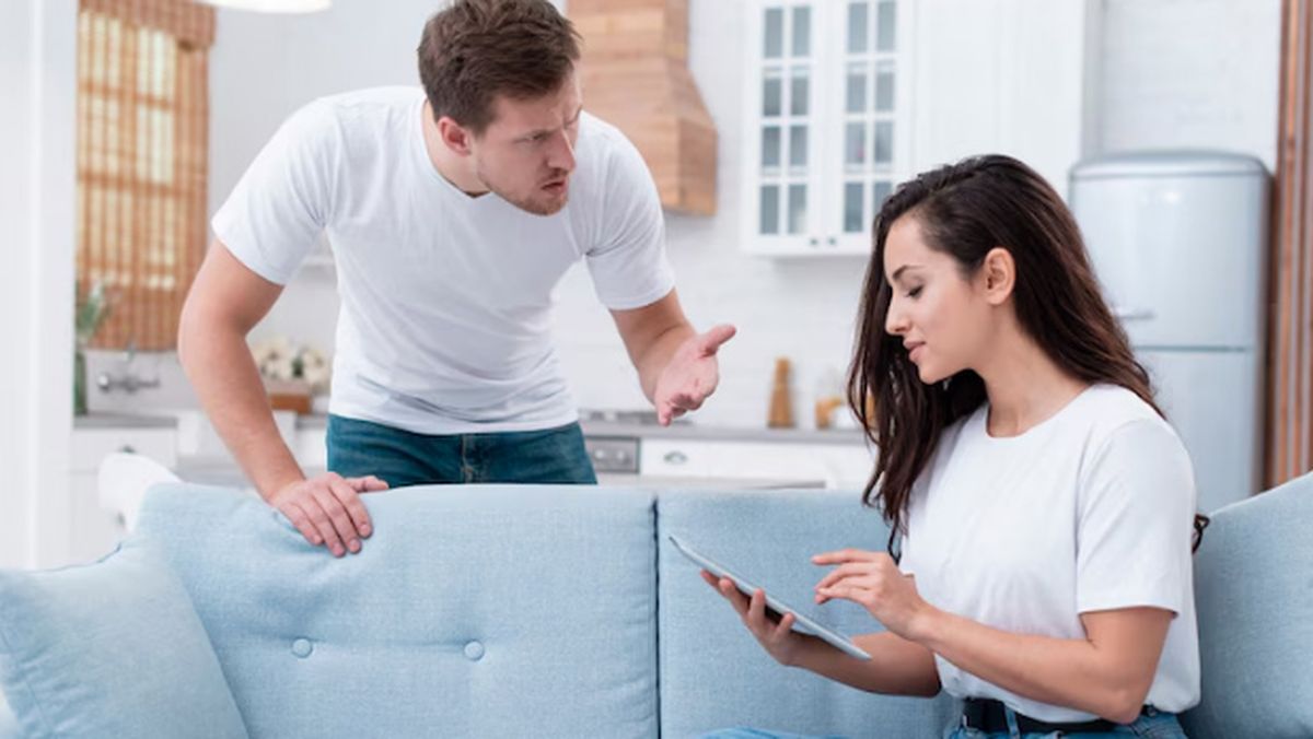 Las personas tóxicas suelen repetir frases manipuladoras.