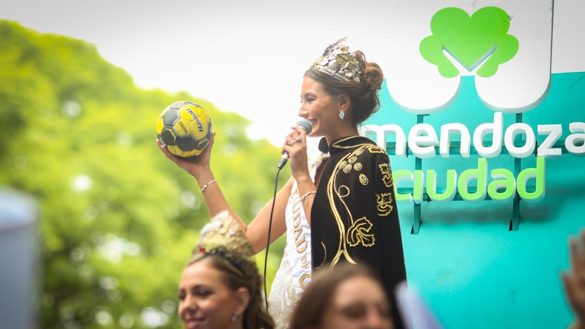 La reina de Ciudad, Juliana Zalazar, acompañada por su compañera, la pelota handball. La joven juega en el Club Regatas.