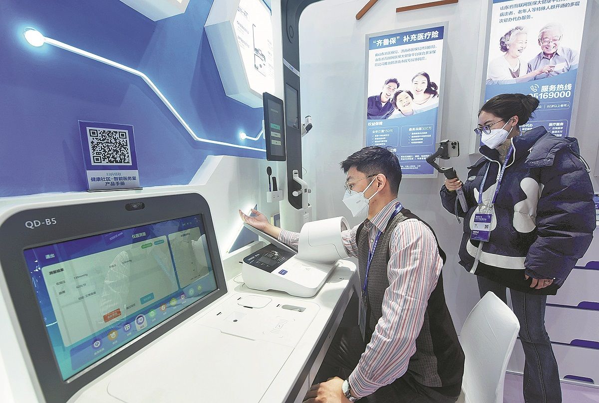 Un visitante (izquierda) prueba los sistemas de diagnóstico inteligente durante una exposición de servicios digitales en Hangzhou, provincia de Zhejiang. LONG WEI / PARA CHINA DAILY